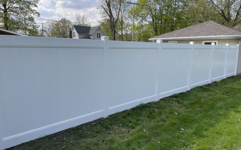 Vinyl Fence Styles and No-Dig Options Compared for Michigan Homeowners