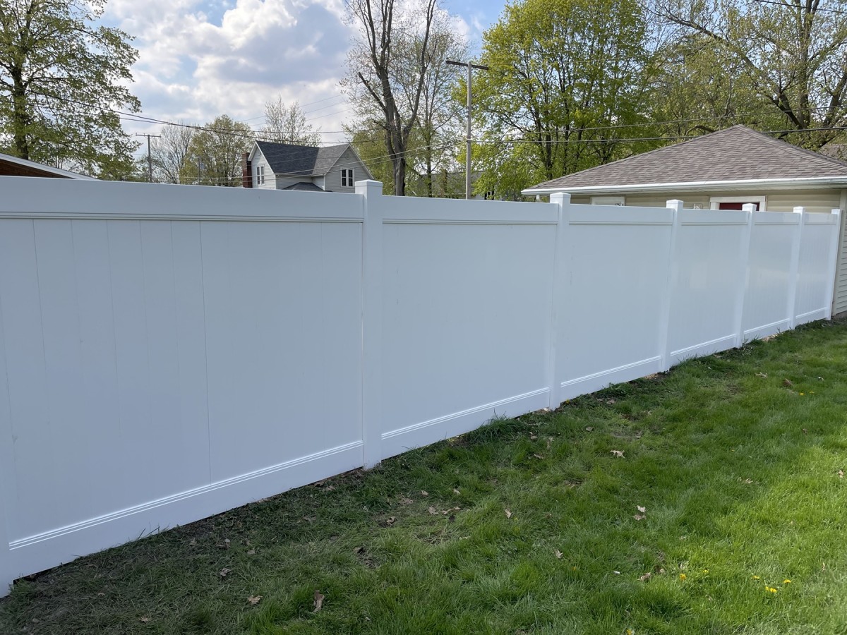 Vinyl Fence Styles and No-Dig Options Compared for Michigan Homeowners